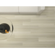 Living luminos cu podea laminată, canapea și masă de sticlă.