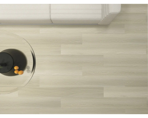 Living luminos cu podea laminată, canapea și masă de sticlă.