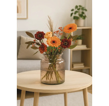 Buchet de flori în vază de sticlă pe o masă