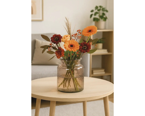 Buchet de flori în vază de sticlă pe o masă