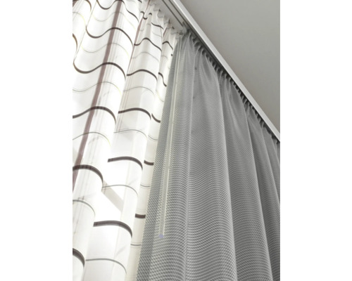 Două perdele atârnate de o șină de perdea