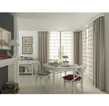 Sufragerie cu masă rotundă, scaune și perdele pe o tijă de perdea