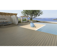 Design terasă cu scânduri de terasă, piscină și zonă de relaxare