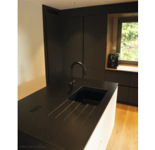 Scenă de bucătărie cu chiuvetă, robinet și aparate de bucătărie în fața ferestrei