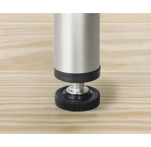 Imagine detaliată a unui picior de mobilier reglabil din metal și plastic pe o suprafață de lemn.