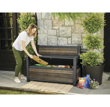 O femeie aranjează o ladă de bancă de grădină bine aranjată pe o terasă