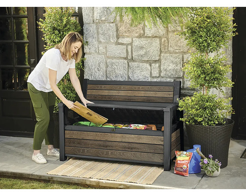 O femeie aranjează o ladă de bancă de grădină bine aranjată pe o terasă