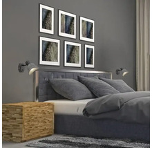 Dormitor cu pat, noptieră și lămpi de perete