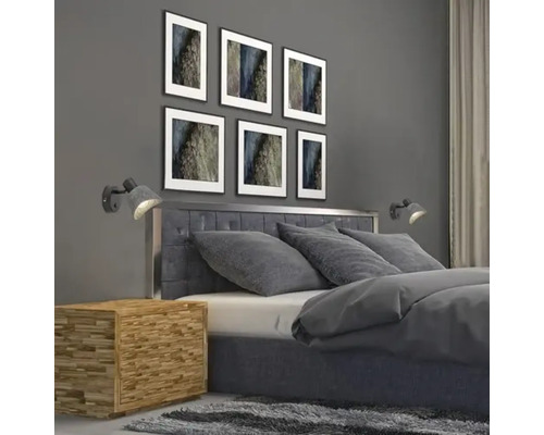 Dormitor cu pat, noptieră și lămpi de perete