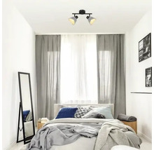 Dormitor cu pat dublu, oglindă și plafonieră