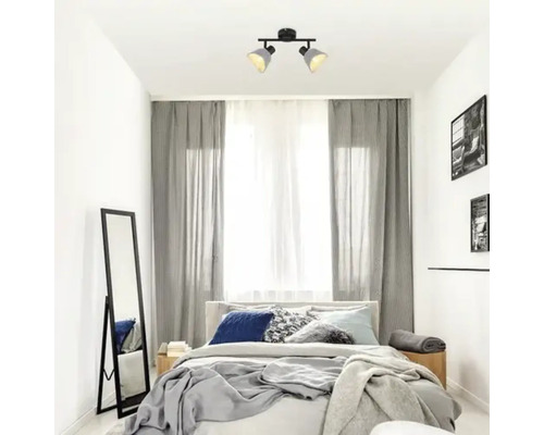 Dormitor cu pat dublu, oglindă și plafonieră