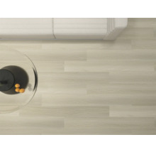 Acoperire de podea deschisă la culoare cu canapea și masă