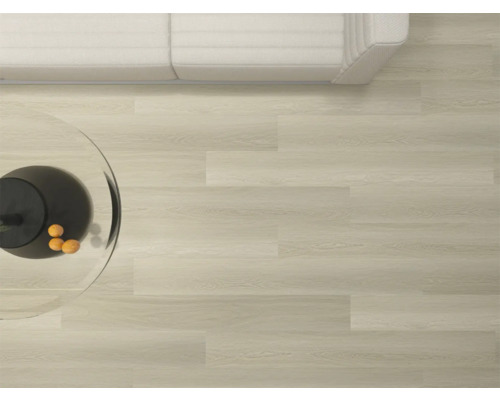 Acoperire de podea deschisă la culoare cu canapea și masă