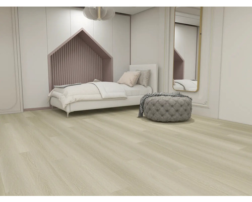 Dormitor luminos cu pat, oglindă și taburet gri pe podea de lemn