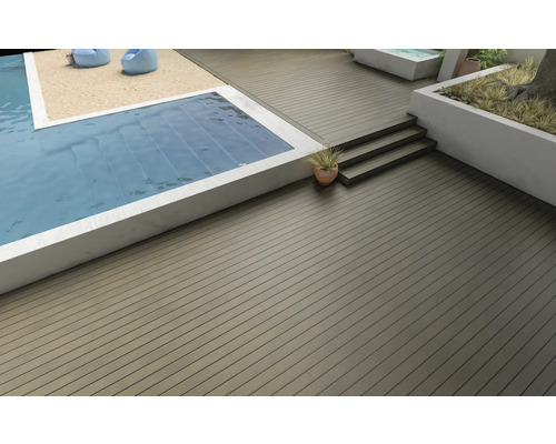 Terasa cu scânduri de terasă WPC, piscină și scară