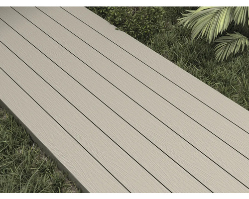 Decking de terasă din compozit lemn-plastic pe iarbă