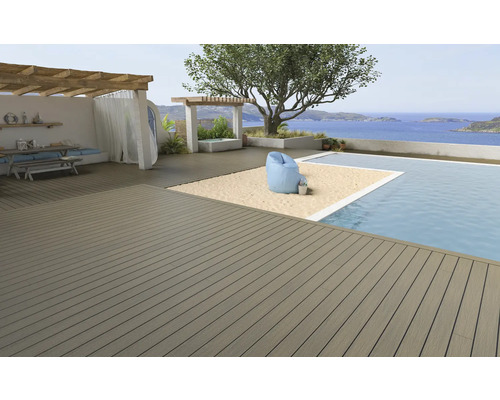 Terasa cu podea de lemn, piscină și vedere la mare pentru o atmosferă relaxantă în aer liber.