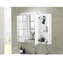 Baie cu dulap cu oglindă, lavoar și robinet