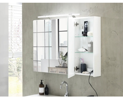 Baie cu dulap cu oglindă, lavoar și robinet