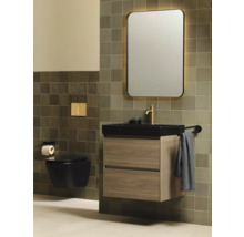 Baie modernă cu lavoar, oglindă, WC suspendat și faianță