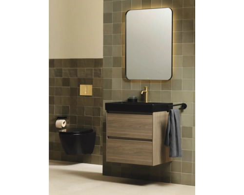 Baie modernă cu lavoar, oglindă, WC suspendat și faianță