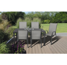 Scenă de grădină cu masă de sufragerie și scaune pe o terasă