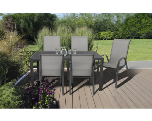 Scenă de grădină cu masă de sufragerie și scaune pe o terasă