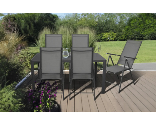 Set de mobilier de grădină cu masă, scaune și șezlong pe o terasă