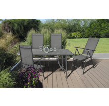 Scenă de grădină cu masă de sufragerie, scaune, pahare și carafă de apă pe o terasă