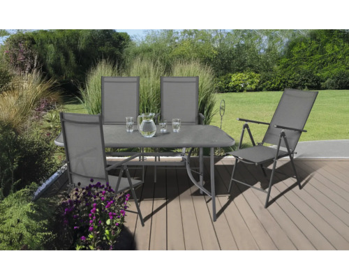 Scenă de grădină cu masă de sufragerie, scaune, pahare și carafă de apă pe o terasă