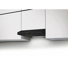 Hotă între două dulapuri de bucătărie