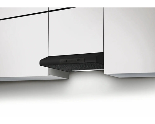 Hotă între două dulapuri de bucătărie