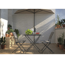 Scenă de terasă cu masă de grădină, scaune, umbrelă de soare și plante în ghivece