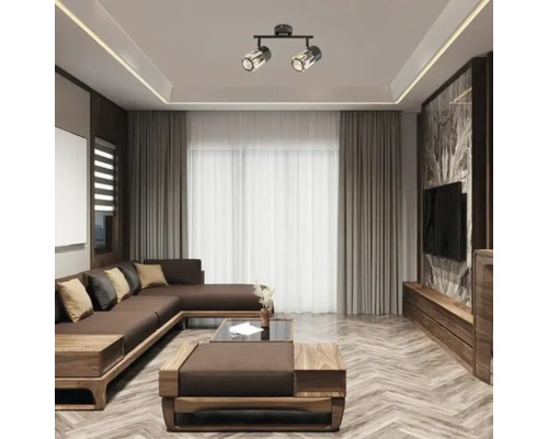 Living modern cu canapea de colț maro, podele din lemn și plafonieră