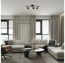 Cameră de zi cu lampă de tavan cu trei spoturi