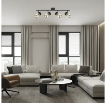 Sufragerie cu lampă de tavan cu patru spoturi.