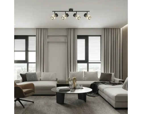 Sufragerie cu lampă de tavan cu patru spoturi.