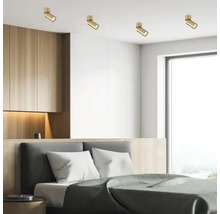 Dormitor cu pat și spoturi de tavan