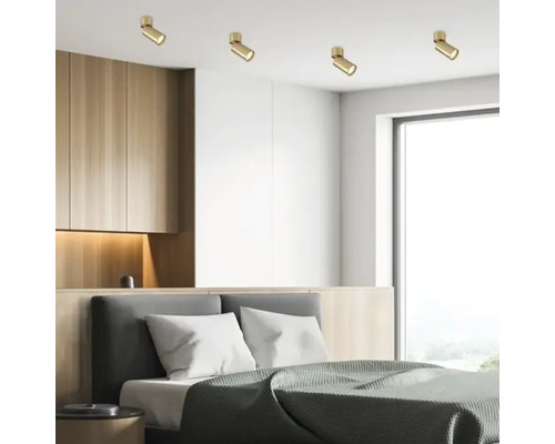 Dormitor cu pat și spoturi de tavan