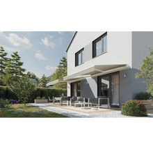 Fațadă casă cu copertină de terasă, mobilier de grădină și zonă exterioară