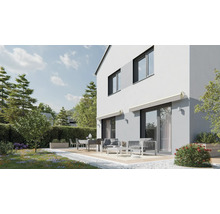 Casă modernă cu terasă și mobilier de grădină