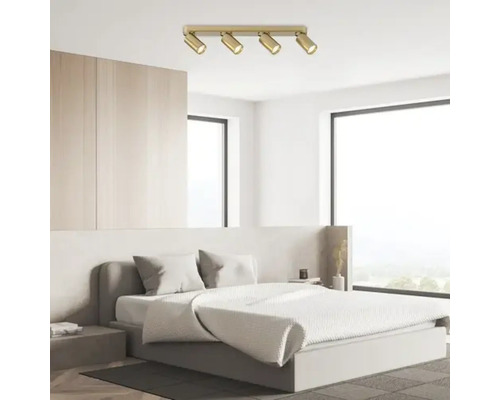 Dormitor cu plafonieră cu patru spoturi