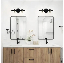 Baie cu chiuvetă dublă, dulap inferior din lemn, două oglinzi și două lămpi de perete