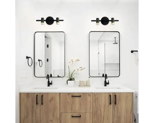 Baie cu chiuvetă dublă, dulap inferior din lemn, două oglinzi și două lămpi de perete