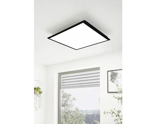 Lumină de plafon pătrată cu ramă neagră pe tavan