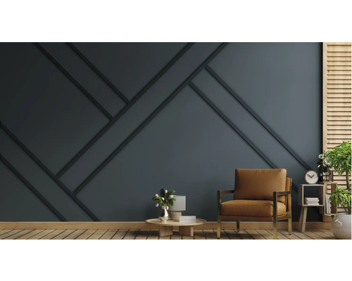 Living cu lambriuri de perete albastru închis, fotoliu și decorațiuni