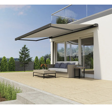 Terasa cu copertină, zonă de relaxare și balustradă de sticlă