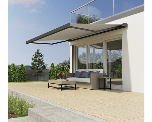 Terasa cu copertină, zonă de relaxare și balustradă de sticlă