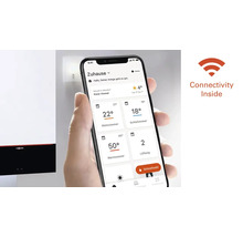 Smartphone care afișează o aplicație de control al casei lângă un aparat de încălzire