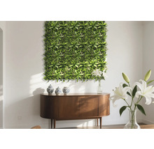 Perete decorativ cu plante artificiale deasupra unui dulap de lemn în camera de zi